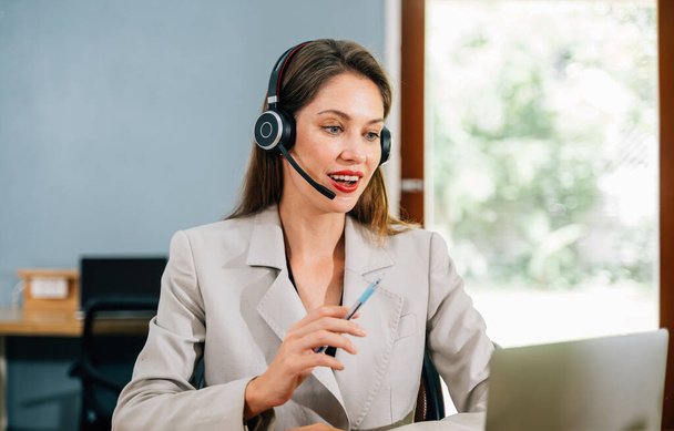Професійна бізнес-леді з бездротовими навушниками зустрічається і розмовляє з клієнтами-партнерами онлайн, агент Call-центру з гарнітурами, що працюють на підтримку гарячої лінії в сучасному офісі
 - Фото, зображення