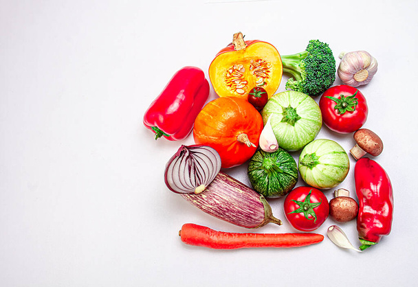 Friss bio zöldségek fehér háttérrel. Fénykép felülnézetből. A kiegyensúlyozott étrend koncepciója. Másold a helyet. Élelmiszer fotó. - Fotó, kép