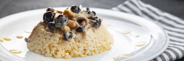 setas arroz risotto sause comida aperitivo en la mesa copiar espacio comida fondo rústico vista superior - Foto, Imagen