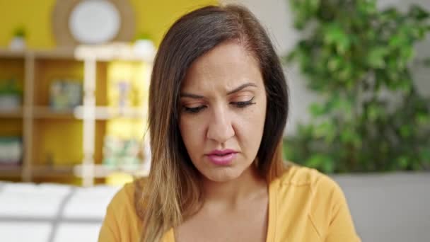 Oriente Médio mulher estressado sentado no sofá em casa - Filmagem, Vídeo
