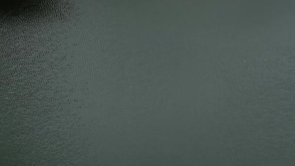 Voando sobre reservatório de água para o derrame de concreto em pequena barragem na floresta. Imagens 4k de alta qualidade - Filmagem, Vídeo