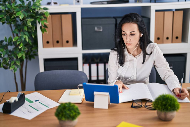 Молода біла жінка працює бізнесменом, використовуючи тачпад, що працює в офісі
 - Фото, зображення