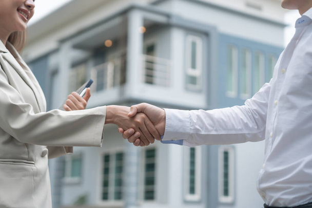 lease, rental and selling home. Dealership manager smile handshake to the new homeowner.  rent house, Sales, loan credit financial, insurance, Seller, dealer, installment - Фото, зображення