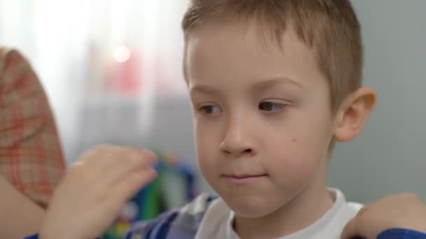 Sprachentwicklungsreise: Ein herzerwärmendes Video eines Jungen, der mit einem Sprachpathologen Logopädie-Übungen macht. Hochwertiges 4k Filmmaterial - Filmmaterial, Video