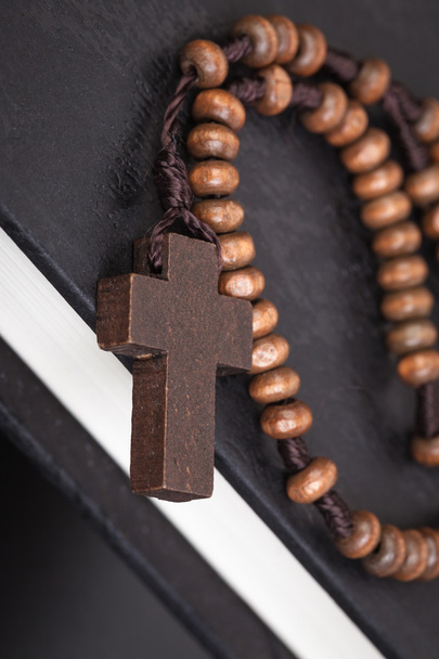 Χριστιανικό σταυρό κολιέ στο βιβλίο Αγία Γραφή, ο Ιησούς θρησκεία ΣΥΓΚ - Φωτογραφία, εικόνα