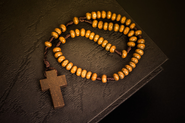 Christian halsketting kruis op de Heilige Bijbel boek, Jezus religie conc - Foto, afbeelding