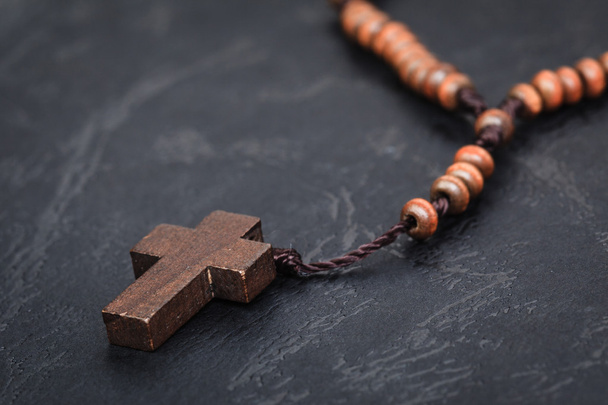 Християнський хрест намисто на священній Біблії книга, Ісус концентрац релігії - Фото, зображення