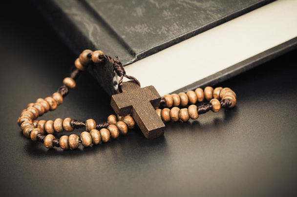 Christian haç kolye kutsal İncil kitap, İsa Din konsantrasyon - Fotoğraf, Görsel