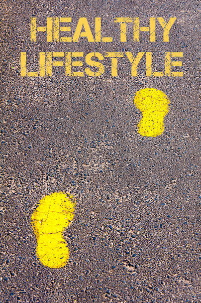健康的なライフ スタイル メッセージに向かって歩道に黄色の足跡 - 写真・画像