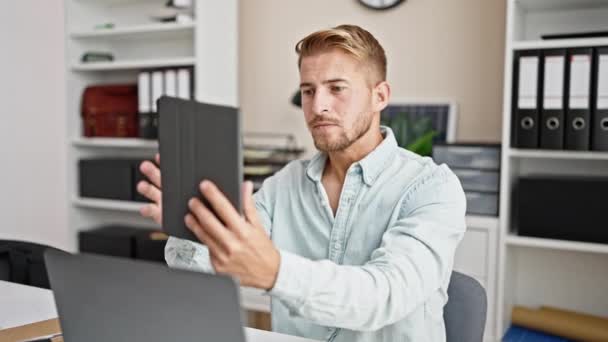 Νεαρός καυκάσιος επιχειρηματίας κάνει selfie με touchpad στο γραφείο - Πλάνα, βίντεο