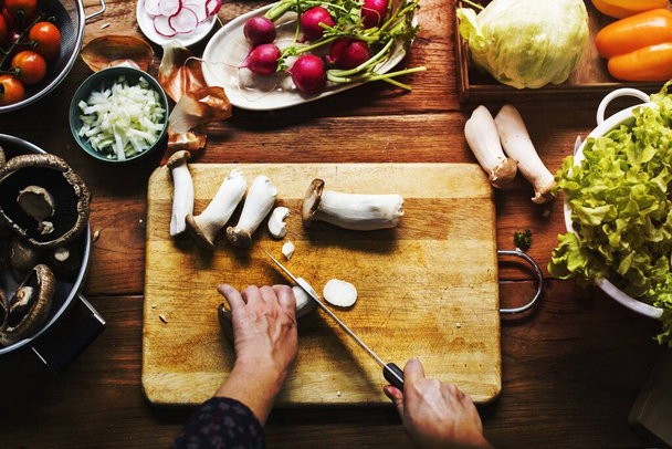 Вид з повітря на руку з грибами для різання ножів
 - Фото, зображення