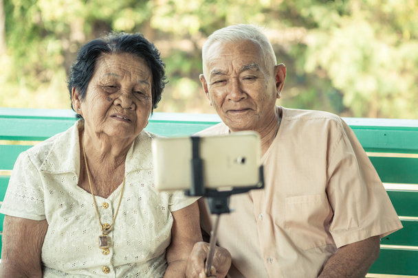 šťastný starší pár pózuje pro selfie - Fotografie, Obrázek