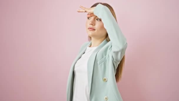 Joven mujer rubia trabajadora de negocios buscando con gesto ganador sobre fondo rosa aislado - Imágenes, Vídeo
