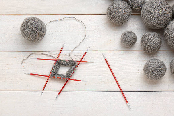 The process of knitting in the circle on double-sided knitting needles, balls of yarn. - Foto, Bild