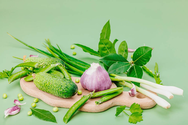 Kulinarischer Hintergrund in Grüntönen. Konserviertes und fermentiertes Lebensmittelkonzept, Vielfalt an frischem Gemüse und Gemüse. Flache Lage, gesunder Lebensstil, Kopierraum - Foto, Bild
