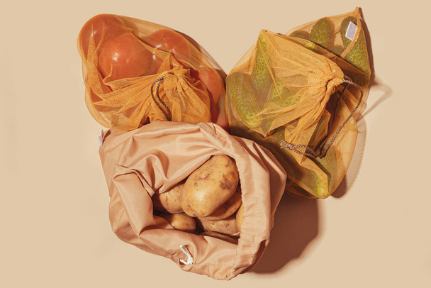 Reutilizar bolsas para comprar verduras y frutas. Cuidado ecológico, consumo consciente, cuidado de la naturaleza. Día mundial de recarga - Foto, Imagen