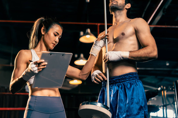 Muay Thai nyrkkeilijä askel painoluokan nimeämiseen painomittauksella ennen nyrkkeilyottelua. Omistautunut urheilija kunto ja fyysinen nyrkkeilijät kehon valmius. Virikkeitä - Valokuva, kuva