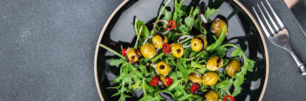 oliivi salaatti kuuma chili pippuri, vihreä sekoitus salaattia, arugula ateria ruoka välipala pöydällä kopioi tilaa elintarvikkeiden tausta maalaismainen ylhäältä - Valokuva, kuva