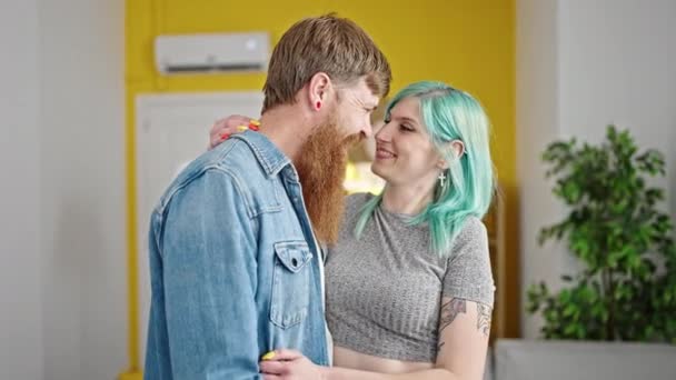 Mies ja nainen pari hymyilee luottavainen halaamalla toisiaan kotona - Materiaali, video