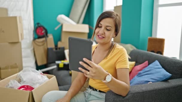Oriente Médio mulher sorrindo confiante ter chamada de vídeo em nova casa - Filmagem, Vídeo