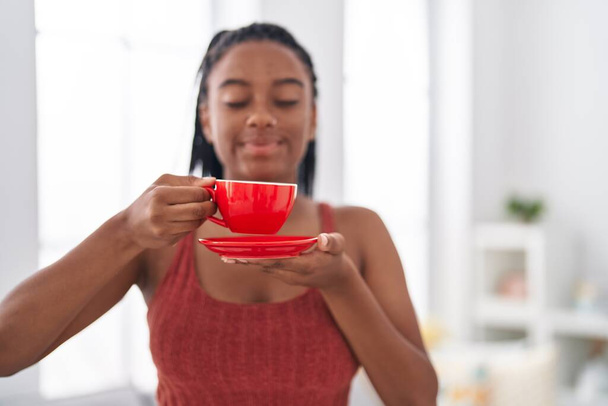 Afrikai amerikai nő mosolyog magabiztos ivás kávé otthon - Fotó, kép