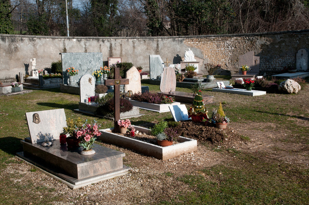Pequeño cementerio (cementerio)
) - Foto, Imagen