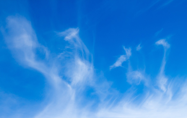 Nuvens de cirros no céu
 - Foto, Imagem