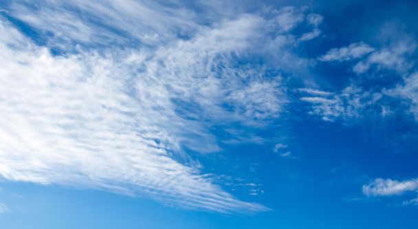 Nubes de cirros en el cielo
 - Foto, imagen