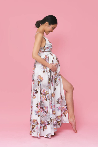 Beautiful pregnant Asian woman in a long dress. - Fotoğraf, Görsel