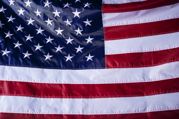 Un gros plan du drapeau flottant des États-Unis d'Amérique aux textures intéressantes - Photo, image
