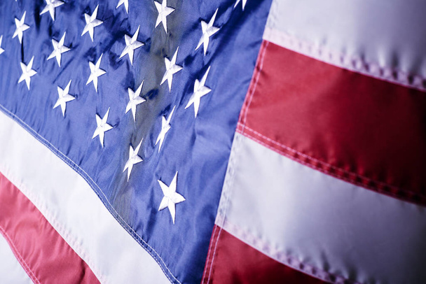 Ένα κοντινό πλάνο της κυματίζουσας σημαίας των Ηνωμένων Πολιτειών της Αμερικής με ενδιαφέρουσες υφές - Φωτογραφία, εικόνα