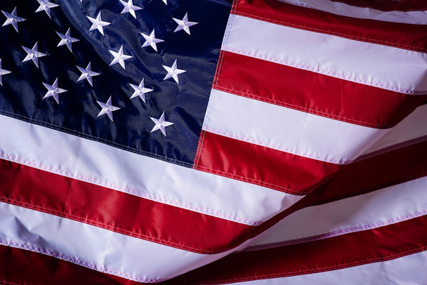 Знімок махаючи прапором Сполучених Штатів Америки з цікавими текстурами. - Фото, зображення