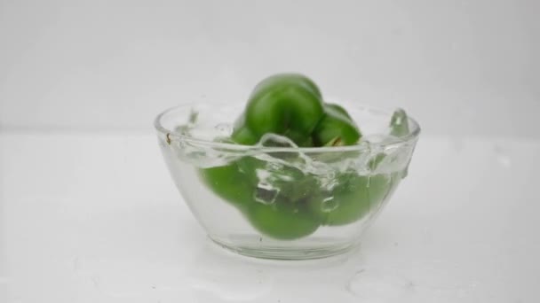 Falling green Capsicum in water bowl - Footage, Video