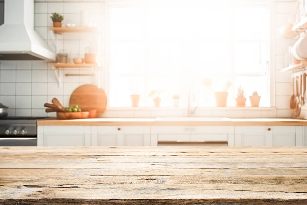 Prázdné krásné dřevo stůl horní pult a rozmazat bokeh moderní kuchyně interiéru v čisté a světlé, Banner, Připraveno na produkt montáž. - Fotografie, Obrázek