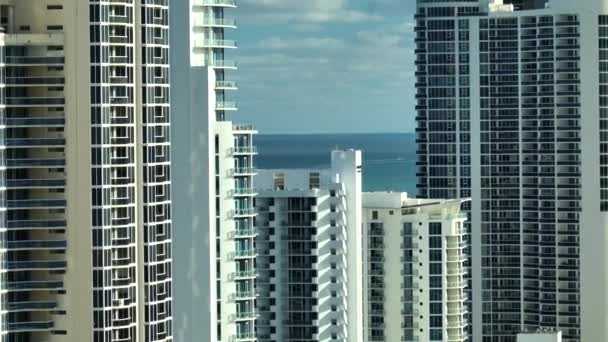 Vue en angle élevé de Sunny Isles Beach avec des hôtels de luxe et des immeubles de condos sur la côte de l'océan Atlantique. Infrastructures touristiques américaines dans le sud de la Floride. - Séquence, vidéo