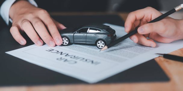 car purchase agreement ,Providing financial services and car insurance ,financial car loans ,Lease agreement or lease concept ,Customers sign insurance documents or car rental forms - Foto, Imagen