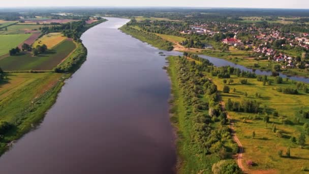 Daugava Nehri, küçük Livani kasabasının yanında. Küçük kasabanın yanındaki nehir kıyısında. - Video, Çekim