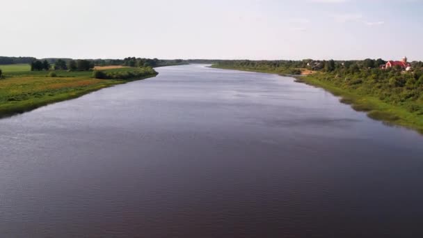 Daugava Nehri, küçük Livani kasabasının yanında. Küçük kasabanın yanındaki nehir kıyısında. - Video, Çekim