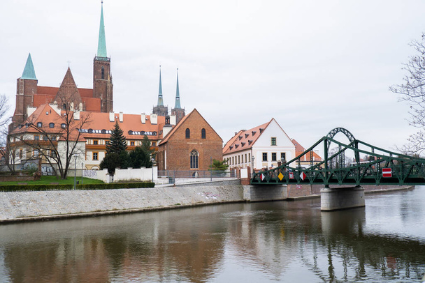 Tumskin silta ja Wroclawin katedraali. Wroclawin historiallinen keskikaupunki. Kaupungintalon arkkitehtuurit. Vanhan kaupungin maamerkki katedraalit kirkko. Matkailukohde  - Valokuva, kuva