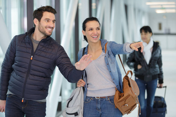 couple getting out of the airport - Foto, Imagen