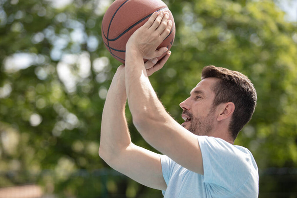 man is shotting the basket ball - Φωτογραφία, εικόνα