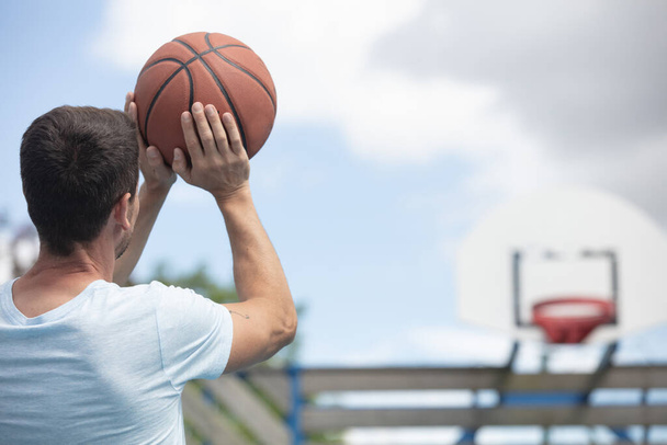 basketball player practicing with a ball - Foto, afbeelding