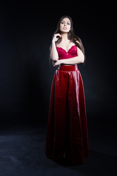 Chica en falda larga roja y sujetador. fotografía de estudio
 - Foto, imagen