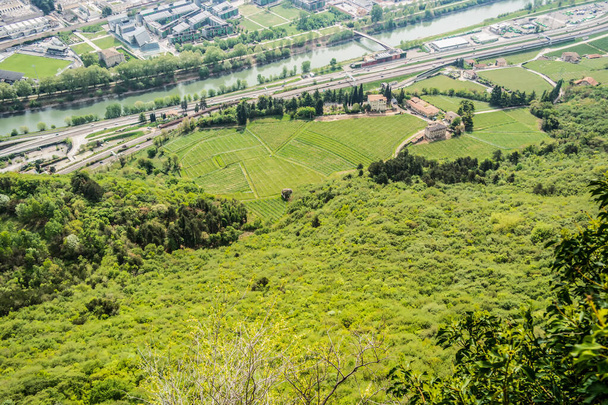 Letecký pohled s lehkým oparem na město Trento, Trentino Alto Adige, Itálie - Fotografie, Obrázek