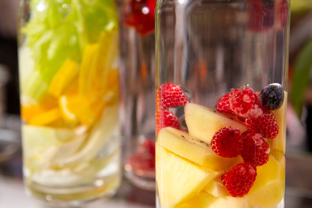 фруктовые коктейли в стакане с соломинкой  - Фото, изображение