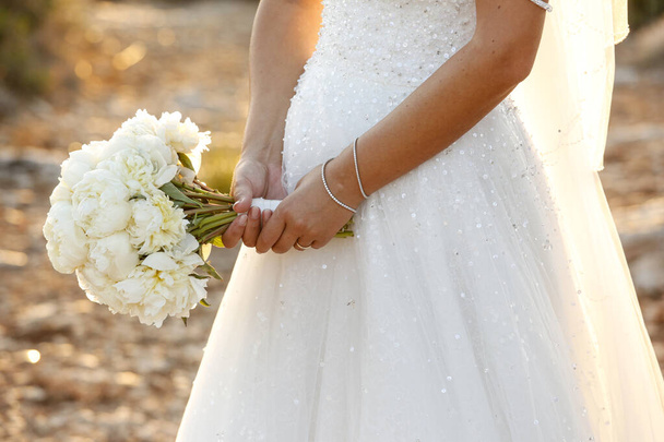 vágott lövés menyasszony kezében gyönyörű esküvői csokor - Fotó, kép