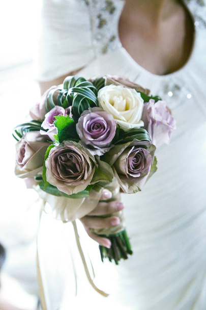 γαμήλιο μπουκέτο με λουλούδια στα χέρια της νύφης  - Φωτογραφία, εικόνα