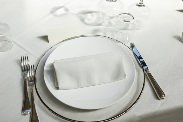 table blanche dans le restaurant  - Photo, image