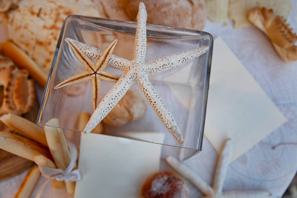 pão e estrelas-do-mar em um frasco de vidro, conceito de verão  - Foto, Imagem