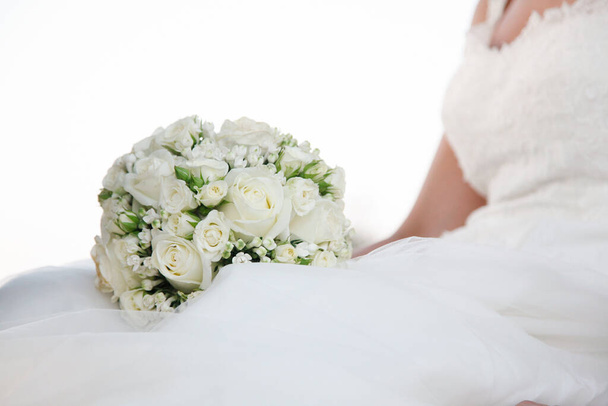 美しい結婚式の花束を持っている花嫁の切り取られたショット - 写真・画像